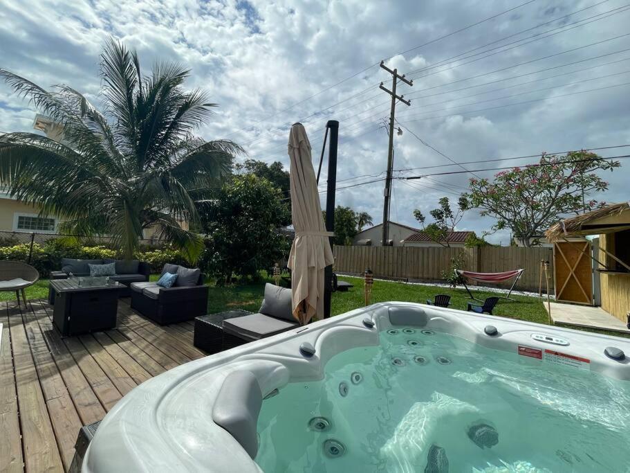 Hot Tub, Tiki Bar, Outdoor Shower, Near Intercoastal Waterway! West Palm Beach Exterior photo